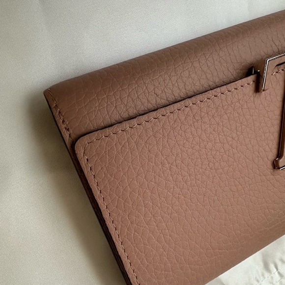 Authentic Louis Vuitton Pink
CAPUCINES Long Wallet, Taurillon
Leather 20 Cm - Picture 4 of 10